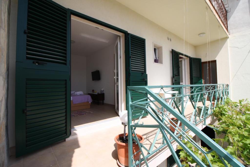 Privatna Soba Gita Apartment Sumartin Ngoại thất bức ảnh